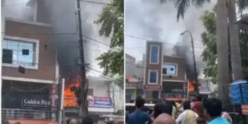 भीषण आग ने लखनऊ के विकास नगर में जूते चप्पल की दुकान को किया तबाह