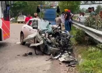 खड़े ट्रक में घुसी तेज़ रफ़्तार कार, ख़त्म हो गयीं तीन ज़िन्दगी,