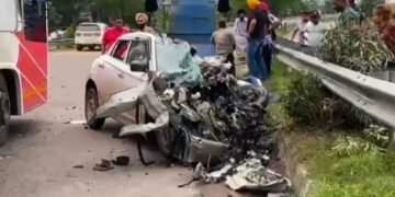 खड़े ट्रक में घुसी तेज़ रफ़्तार कार, ख़त्म हो गयीं तीन ज़िन्दगी,