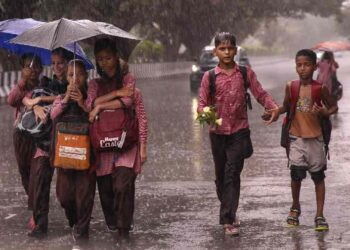 लखनऊ में ज़बरदस्त बारिश का अलर्ट, 12वीं तक के सभी स्कूल रहेंगे बंद, जिलाधिकारी ने जारी किया आदेश