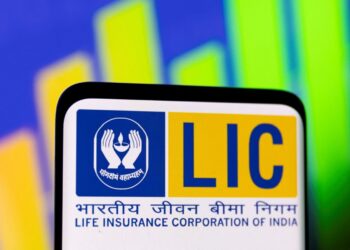 LIC को लेकर बड़ी खबर, देश की सबसे बड़ी बीमा कंपनी के निवेशकों का 55 लाख करोड़ दांव पर?