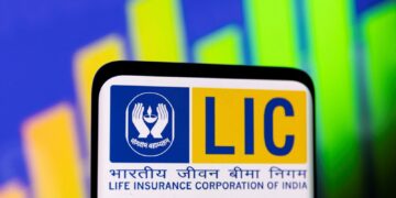 LIC को लेकर बड़ी खबर, देश की सबसे बड़ी बीमा कंपनी के निवेशकों का 55 लाख करोड़ दांव पर?