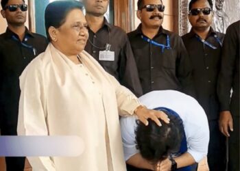 एक बार फिर आकाश आनंद के सिर पर बुआ ने रखा हाथ… बसपा में वापसी के बाद पहली बार मायावती के साथ दिखे