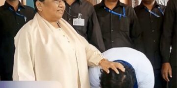 एक बार फिर आकाश आनंद के सिर पर बुआ ने रखा हाथ… बसपा में वापसी के बाद पहली बार मायावती के साथ दिखे