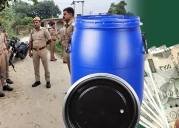प्रयागराज में जमीन चीरकर निकाला ‘खजाना’,जमीन में गाड़े नीले ड्रमों से निकले 500-500 के नोटों के बंडल
