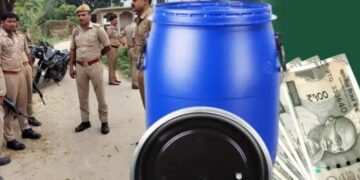 प्रयागराज में जमीन चीरकर निकाला ‘खजाना’,जमीन में गाड़े नीले ड्रमों से निकले 500-500 के नोटों के बंडल
