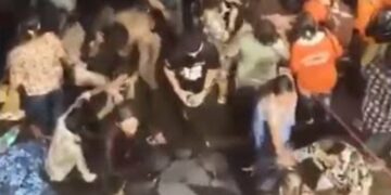 कोलकाता में दुर्गा पूजा के दौरान पंडाल ढहने से भगदड़, 19 की मौत, 35 घायल